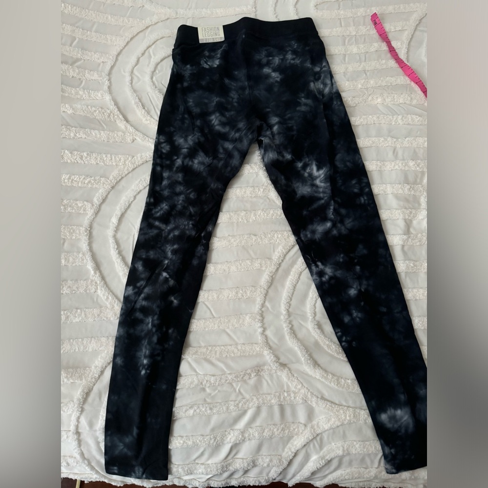 Victorias Secret PINK tie dye fashion leggings.